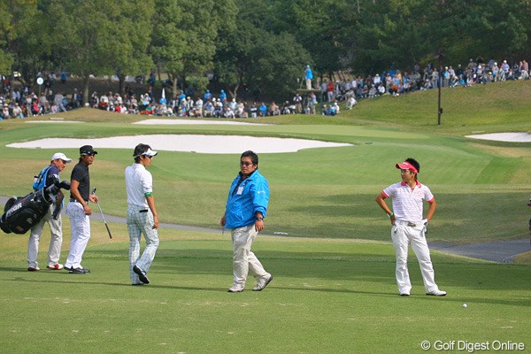 2009年 マイナビABCチャンピオンシップゴルフトーナメント 2日目 伊藤誠道 7番でティショットを石川らのいるティグラウンドに曲げた伊藤誠道。先輩らが見守る中でのリカバリーショットを決めた。