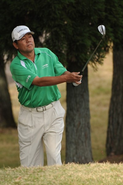 2009年 日本シニアオープンゴルフ選手権競技 2日目 室田淳 チップイーグルスタートを切った室田淳が5アンダー単独首位に浮上した