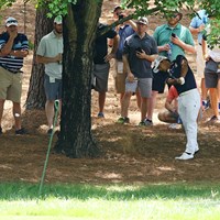 2番のティショットを曲げて木の下に。スタイミーのライから見事なリカバリーを見せた 2017年 全米プロゴルフ選手権 初日 小平智