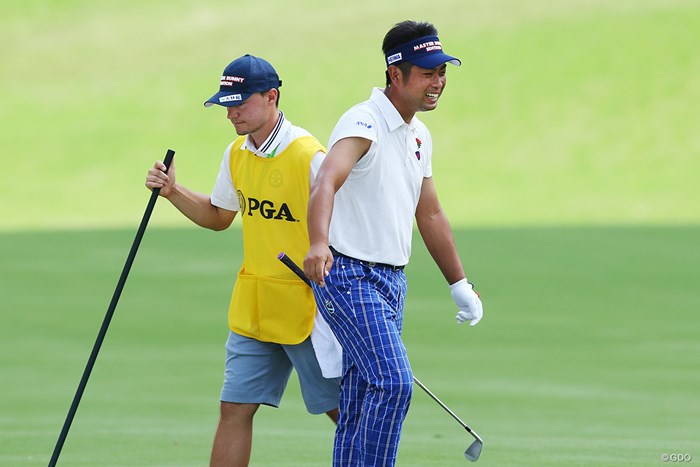 ハウスキャディも池田と同じキャップをかぶる。漢字の企業名、わかりますか？ 2017年 全米プロゴルフ選手権 初日 池田勇太