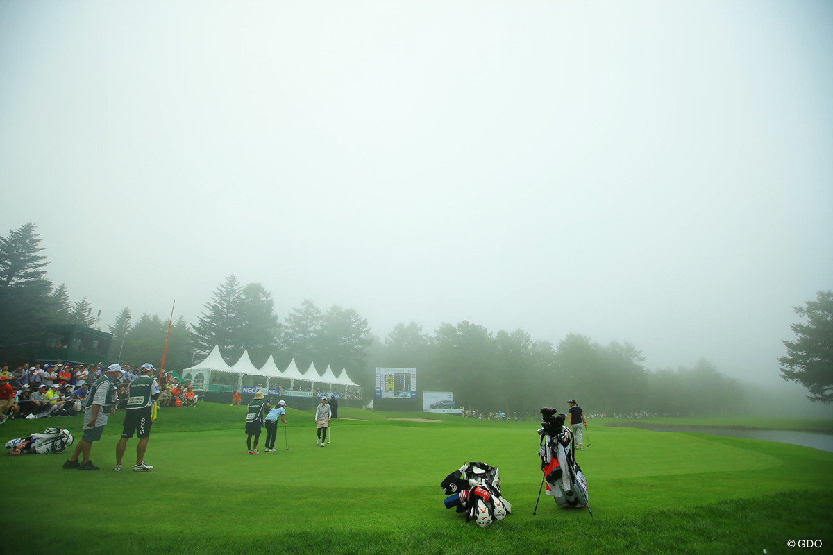 霧が立ち込める 3組が濃霧によりホールアウトできずサスペンデッドに 17年 Nec軽井沢72ゴルフトーナメント 初日 18番ホール フォトギャラリー Gdo