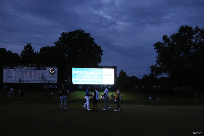 ジェイソン・デイの組は夕闇でホールアウト。電光掲示板の明かりを頼りにパットした 2017年 全米プロゴルフ選手権 2日目 日没