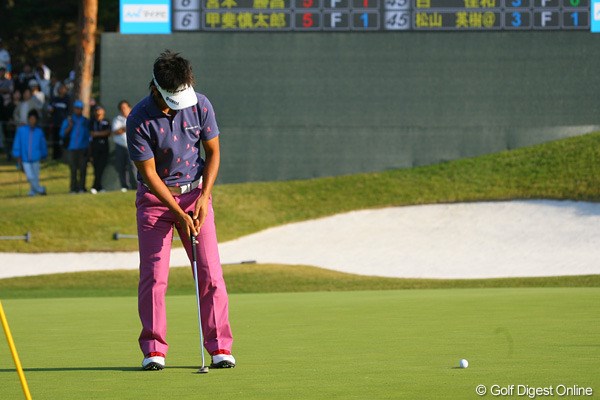 2009年 マイナビABCチャンピオンシップゴルフトーナメント 3日目 藤田寛之 最終ホールでショートパットを外した藤田寛之。「自分も乗り越えないといけない」というが・・・