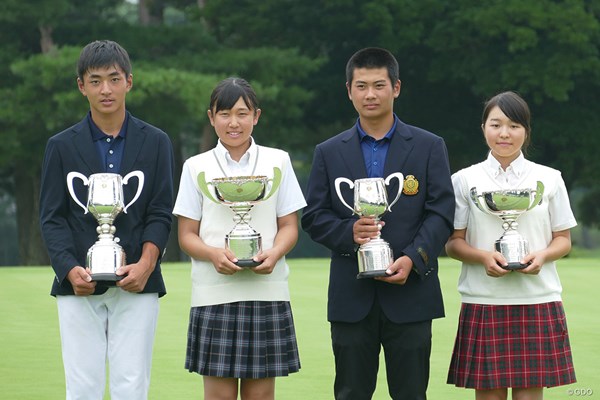 日本ジュニアを制した4人（左から鈴木晃祐、菅沼菜々、 久常涼、堤姫乃）は初々しくカップを掲げた
