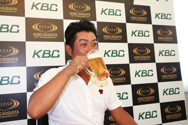 2017年 RIZAP KBCオーガスタゴルフトーナメント 最終日 池田勇太 優勝会見でうまーいビールに舌鼓！
