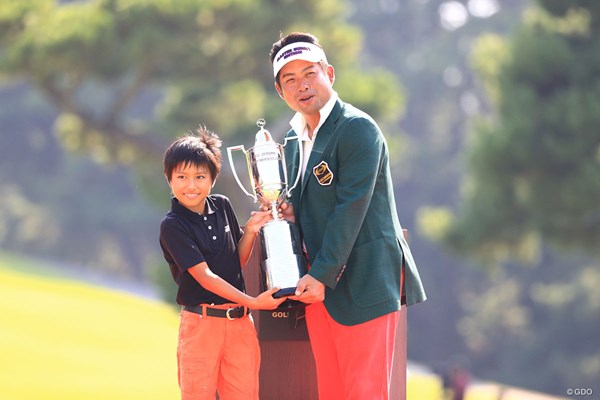 2017年 RIZAP KBCオーガスタゴルフトーナメント 最終日 池田勇太 優勝カップのプレゼンターはギャラリーの子供でした。粋な計らいだね