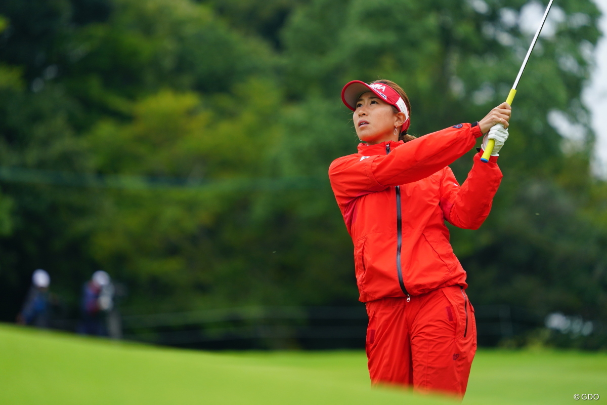 木戸愛が単独首位 連覇を目指す穴井詩は30位