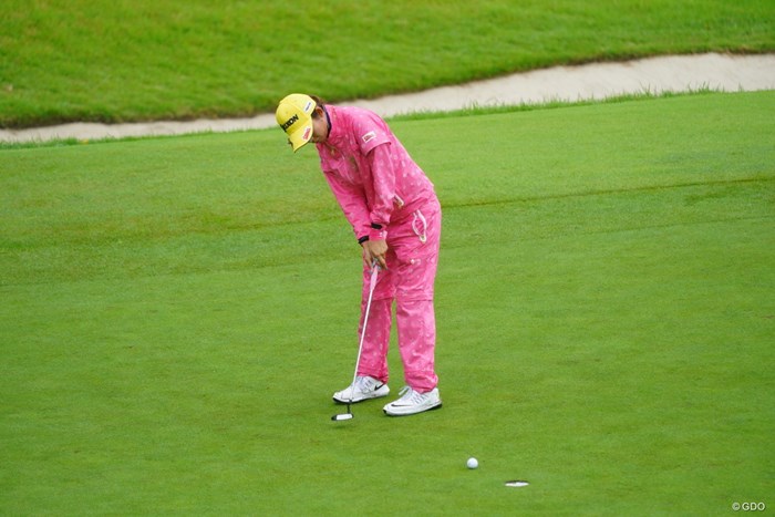 ハチャメチャな色合わせで誰かと思ったよ。 2017年 ゴルフ5レディス プロゴルフトーナメント 初日 金田久美子