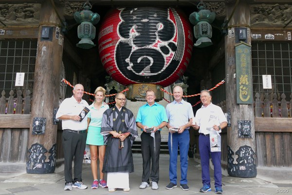 成田山新勝寺で御護摩祈祷に参加した（左から）カルカベッキア、ファンク、ホルバーグ、グッデスの4選手