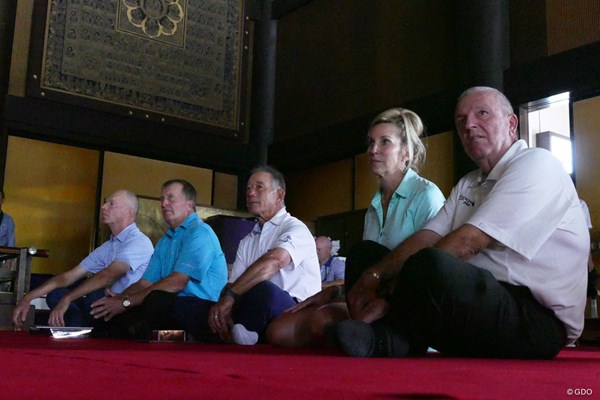 大本堂の中で御護摩祈祷を見詰める選手たち