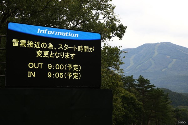 2017年 日本女子プロ選手権大会コニカミノルタ杯 最終日 電光掲示板 ギャラリーに開始遅延を知らせる掲示板。スタート可否は現時点で不透明な状況だ