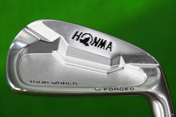 本間ゴルフ ツアーワールド TW737 Vs アイアン マーク金井試打インプレッション フェースが少し肉薄で、ヘッドの下部に重量が集中するようにデザインされている