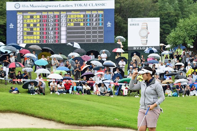 史上初の父娘v 川岸史果が逆転でツアー初優勝 国内女子ツアー Lpga Gdo ゴルフダイジェスト オンライン 史上初の父娘v 川岸史果が逆転でツアー初優勝 国内女子ツアー Lpga Gdo ゴルフダイジェスト オンライン