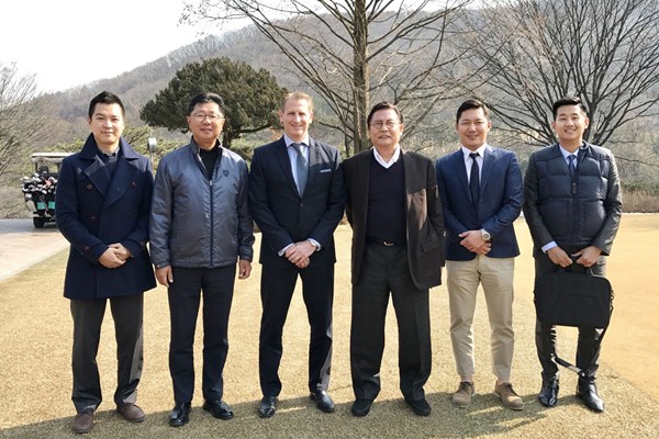 ジョシュ・バラックとKGA アジアンツアーのジョシュ・バラックCEOを囲む韓国ゴルフ協会の面々