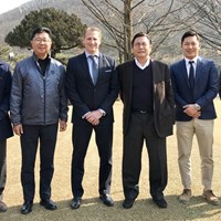 アジアンツアーのジョシュ・バラックCEOを囲む韓国ゴルフ協会の面々 ジョシュ・バラックとKGA