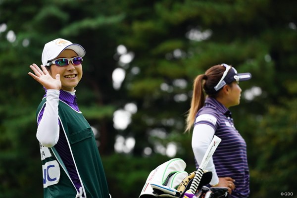 2017年 日本女子オープンゴルフ選手権競技 初日 馬場由美子 今週はお姉ちゃんのキャディなのか。