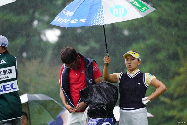 2017年 日本女子オープンゴルフ選手権競技 初日 有村智恵 傘を差す智恵様。二の腕鍛えてらっしゃるようで。