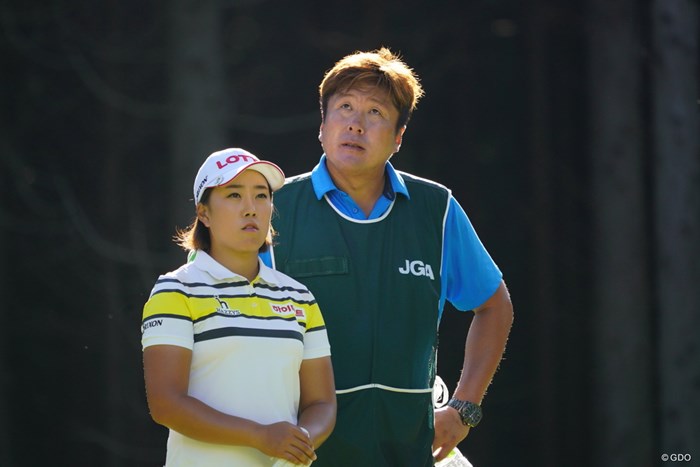 キャディはお父さんかな？ 2017年 日本女子オープンゴルフ選手権競技 2日目 キム・ヘリム