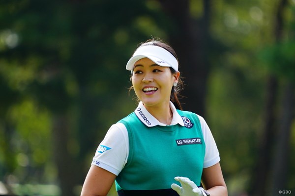 2017年 日本女子オープンゴルフ選手権競技 最終日 チョン・インジ ファンの声援に笑顔で応えるチョン・インジ