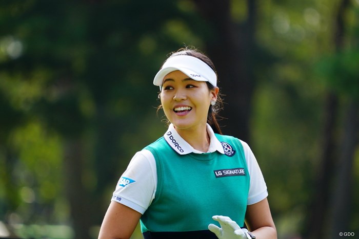 ファンの声援に笑顔で応えるチョン・インジ 2017年 日本女子オープンゴルフ選手権競技 最終日 チョン・インジ