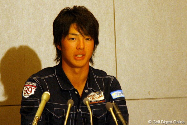 2009 記者会見 石川遼 羽田空港で会見に現れた石川遼。賞金王獲得を狙うと明言