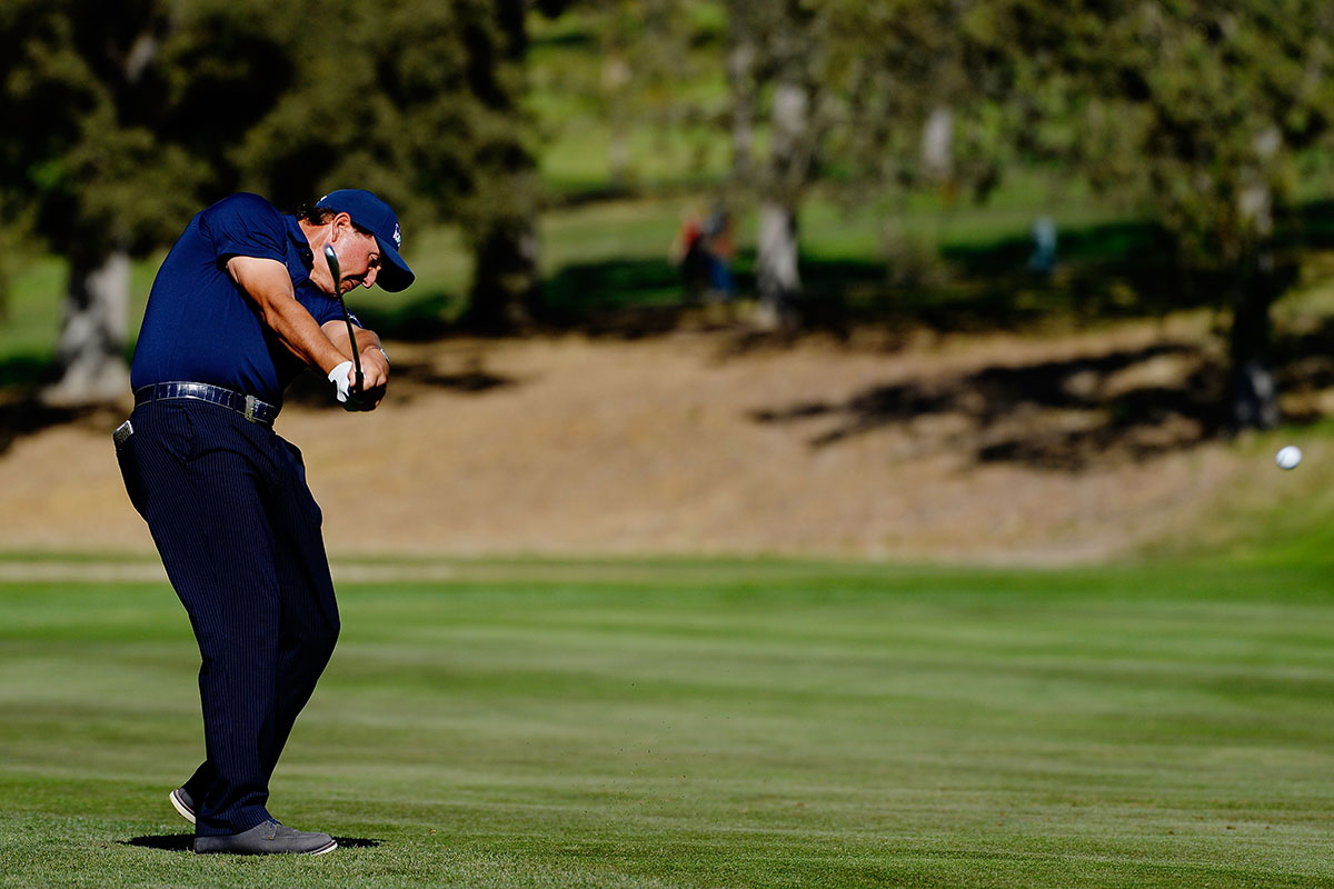 昨年覇者らが首位 ミケルソン4打差 米復帰のベ・サンムンは出遅れ