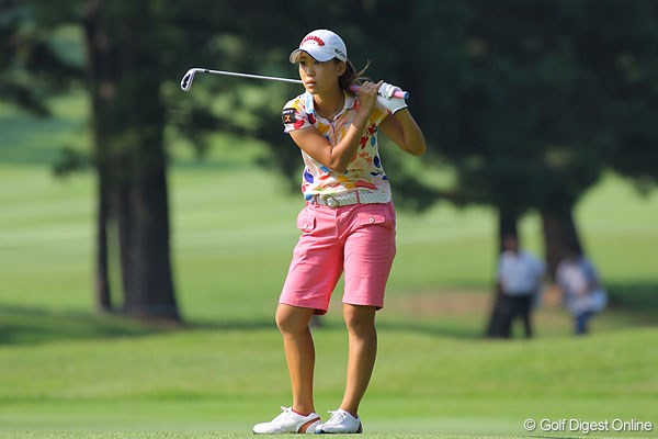 2008年 日本女子プロゴルフ選手権大会コニカミノルタ杯 初日 上田桃子 球を追い、真剣な表情を見せる上田桃子。ようやく運も向いてきた！？