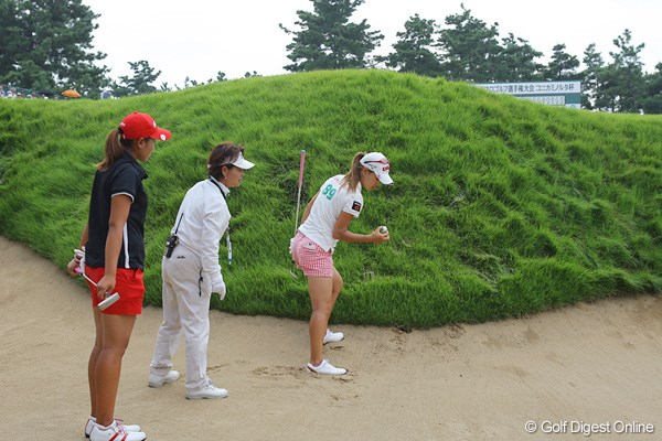 2008年 日本女子プロゴルフ選手権大会コニカミノルタ杯 2日目 上田桃子 18番のバンカーで球をピックアップする上田。アンプレヤブルの判断をした。