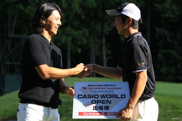 2017年 日本オープンゴルフ選手権競技 事前 石川遼 杉浦悠太 石川遼優勝した杉浦悠太とがっちり握手を交わした