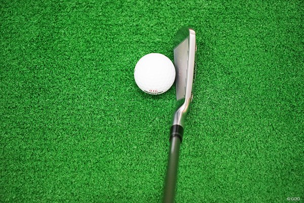 本間ゴルフ ツアーワールド TW-U フォージド マーク金井試打インプレッション ヘッドはマッスルバック形状のロングアイアンそっくりで、見た目はソール幅がやや広いアイアンという感じがする。