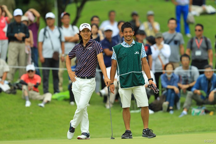 キャディを務めるのは伊澤利光プロの甥っ子にあたる伊澤秀憲プロ。同い年なんですかね。とても良いコンビに見えました。 2017年 日本オープンゴルフ選手権競技 初日 石川遼
