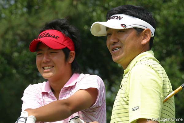 2007年 関東アマチュアゴルフ選手権 3日目 石川遼 同伴者と談笑する石川遼。真剣勝負の中でも笑顔を絶やさない