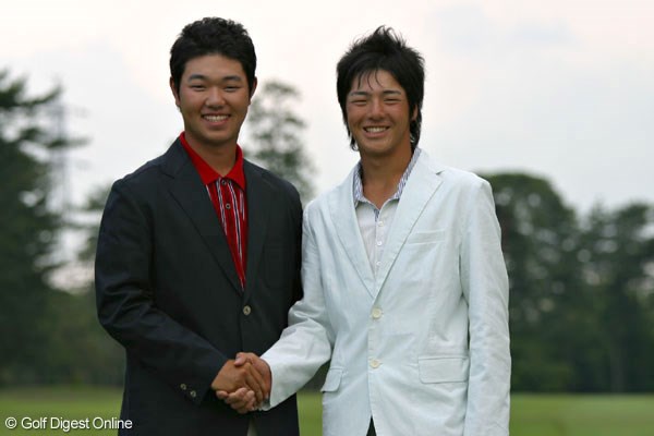 表彰式を終え記念撮影を行った石川遼（右）と、今大会を制した薗田峻輔