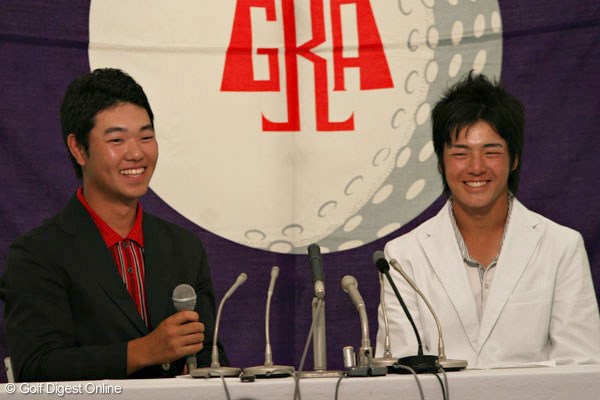 高校の先輩薗田峻輔と、後輩にあたる石川遼。ラウンド中には見せない屈託のない笑顔で会見に臨んだ