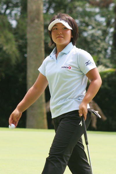 2007年 日本女子アマチュアゴルフ選手権 1日目 宮澤亜衣 中学3年の14歳、宮澤亜衣。昨年プレーオフの末に決勝進出を逃した悔しさが糧だ