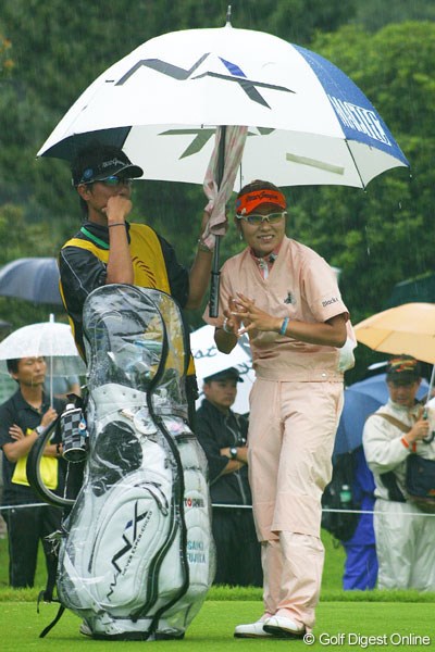 2007年 プロミスレディスゴルフトーナメント 1日目 藤田幸希 雨の中、本当に楽しそうな表情の藤田幸希