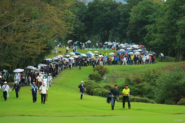 2017年 日本オープンゴルフ選手権競技 最終日 最終組 雨にも関わらず、最終組は多くのギャラリー。