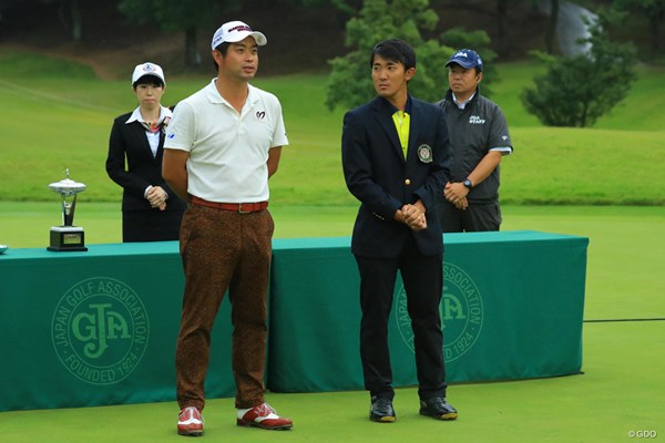 2017年 日本オープンゴルフ選手権競技 最終日 池田勇太 金谷拓実 プレー中にはほとんど交わすことのなかった2人ですが、表彰式中はずっと何かを話していましたね。
