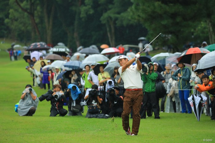 雨の最終日、水を含んだ長いラフからのショットは厳しかったでしょうね。 2017年 日本オープンゴルフ選手権競技 最終日 池田勇太