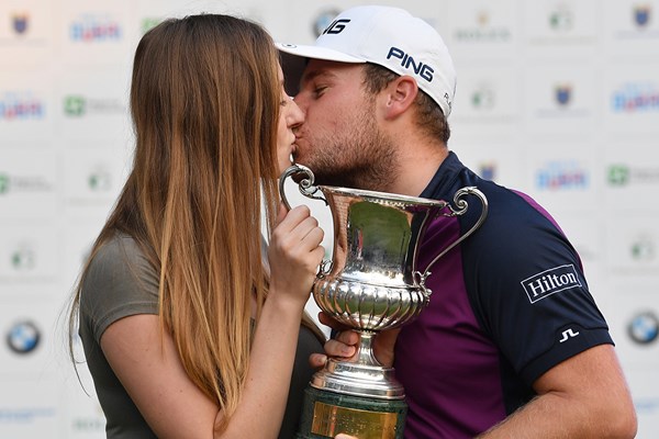 2017年 イタリアオープン 最終日 ティレル・ハットン 連勝を決めたハットンは先週に続き、恋人のエミリーさんと熱いキスを交わした