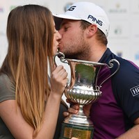 連勝を決めたハットンは先週に続き、恋人のエミリーさんと熱いキスを交わした 2017年 イタリアオープン 最終日 ティレル・ハットン