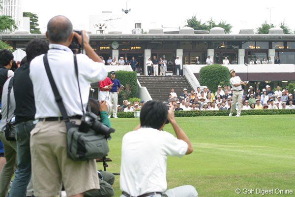 2007年 埼玉オープンゴルフ選手権大会 初日 石川遼 この日も大勢の報道陣とギャラリーが石川遼を囲んだ