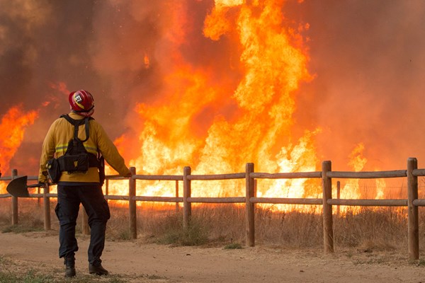 カリフォルニアの山火事で、米ツアー開幕戦の観客席など焼失 カリフォルニア州を襲った山火事(Myung J. Chun/Getty Images)