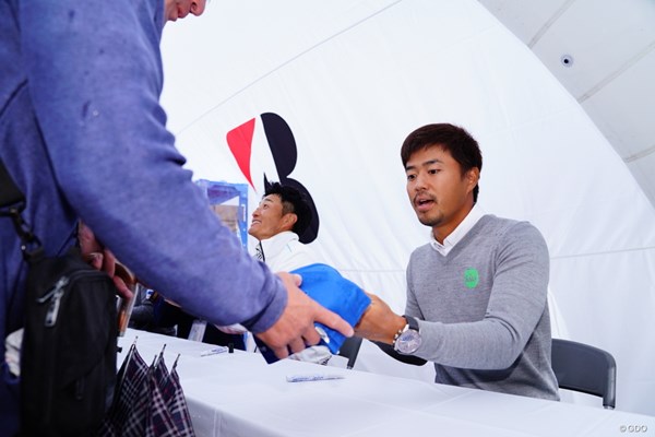 2017年 ブリヂストンオープンゴルフトーナメント 初日 小平智 小平智は中止になった初日にコースでのサイン会に出席した