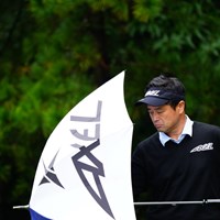 ようやく一人だけ傘をさしている事に気づく。 2017年 ブリヂストンオープンゴルフトーナメント 2日目 横田真一