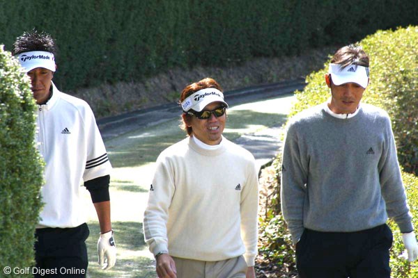 岐阜オープンの練習ラウンドに臨む（左から）富田雅哉、田中秀道、河井博大の3人