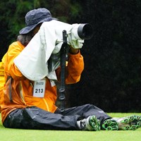 シャンシャンと同じ座り方をするカメラマン。 2017年 ブリヂストンオープンゴルフトーナメント 3日目 カメラマン