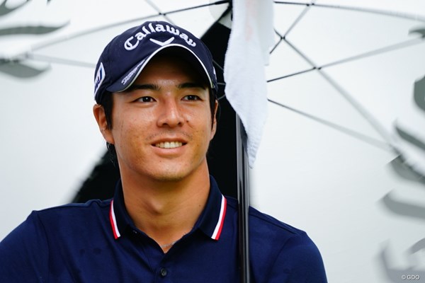 2017年 ブリヂストンオープンゴルフトーナメント 3日目 石川遼 笑顔で傘を回す。