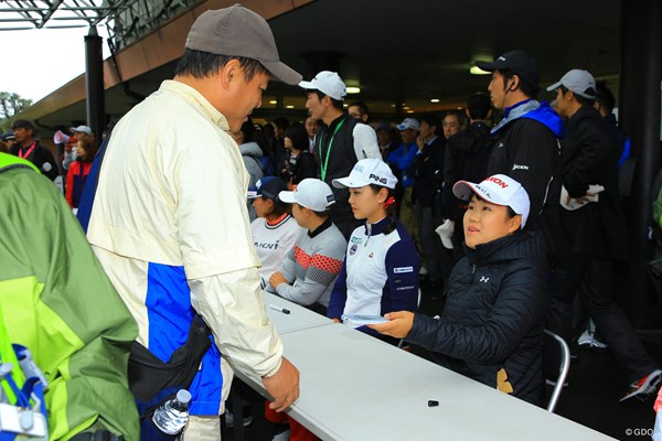 2017年 樋口久子 三菱電機レディスゴルフトーナメント 最終日 畑岡奈紗 最終日の中止に肩を落とした畑岡。悔しさを押し殺してサイン会に参加した