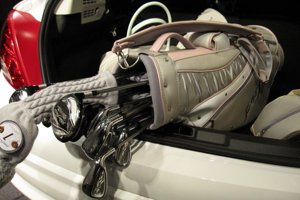 車のトランクにいれてもかわいらしさを演出するペルフィカのキャディバッグ